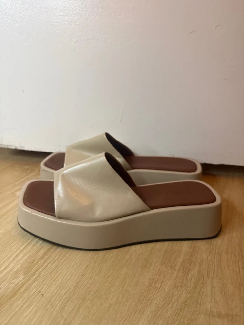 Svegan beige platform sandals